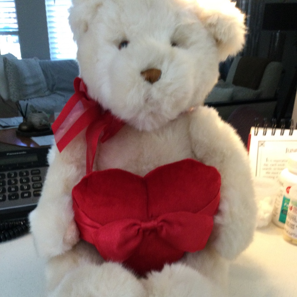 Vintage Gund Bear with Heart circa 2005 in Excellent  Condition